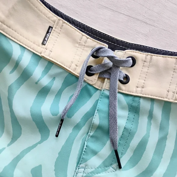 QUIKSILVER NEW Boys Surfsilk Scallop Boardshorts